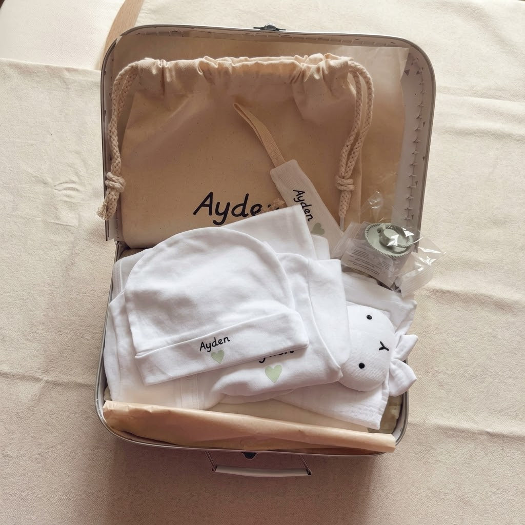Valisette de Naissance Personnalisée — Trousseau Bébé & Doudou Lapin